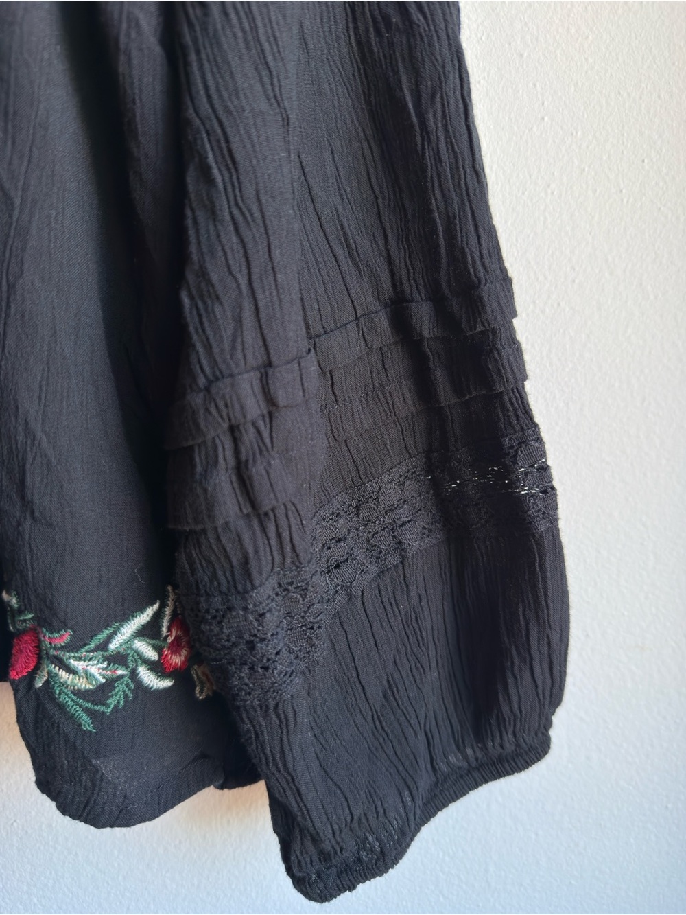 American Eagle Embroidered Floral Peasant Blouse Black Boho Long Sleeve L - Picture 2 of 6